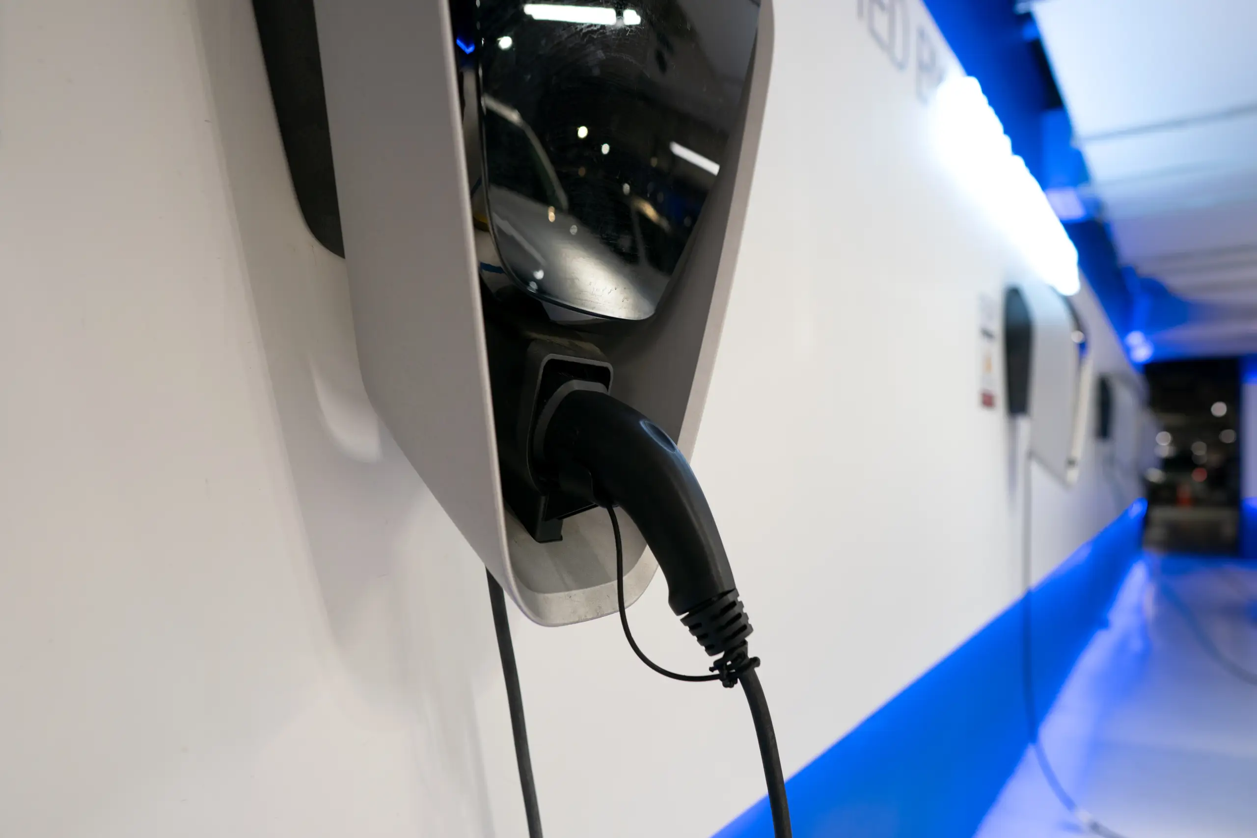 Stationnement de véhicule électrique ou voiture VE à la borne de recharge