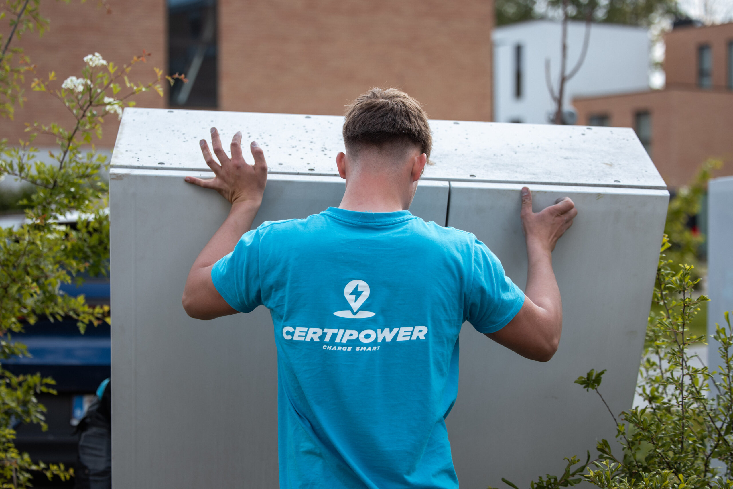 Certipower-technicus werkt aan een laadinfrastructuur - slim laden begint bij inzicht